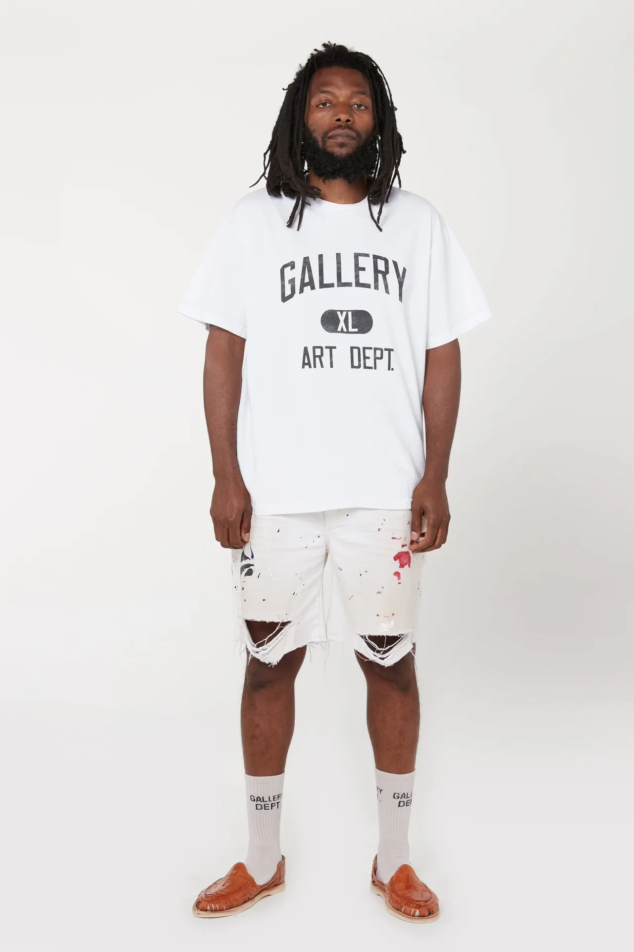 GALLERY DEPT. FLEA CARPENTER SHORTS Ink-cut knife-cut mud-dyed denim shorts. Destroy VINTAGE distressed denim shorts. Distressed white S-XL. Rewashed cement-dyed to make it old. Knife cut holes. Cat whiskers are worn. Customized full set with logo accessories. Purely handmade acrylic splash-ink graffiti.